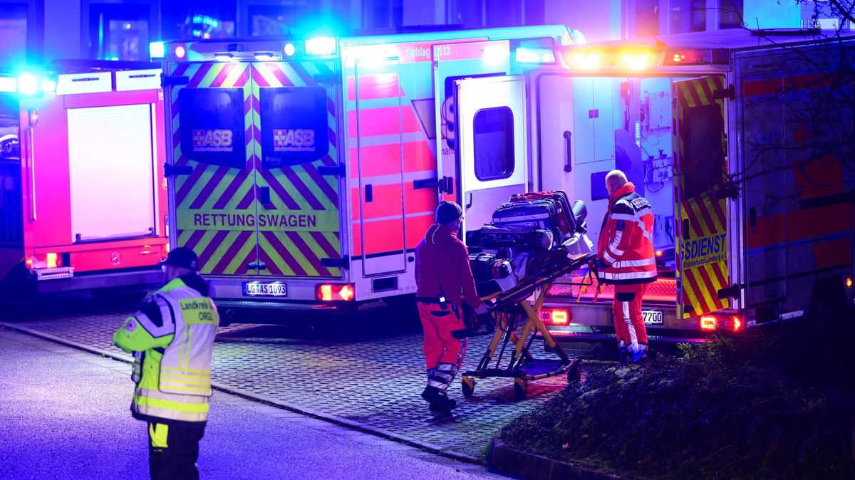 Při požáru nemocnice u Hamburku zemřel člověk, 22 lidí utrpělo zranění